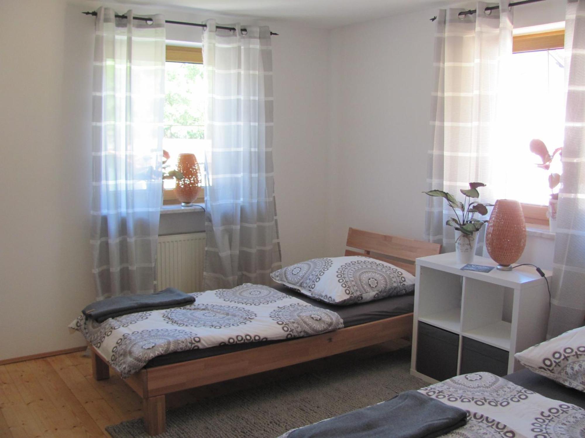Проживание в семье #6 Helles Sonniges Mit 2 Betten,sofa W-lan Frei Airport Nah Gelegen Mit Wg Bad Trunkelsberg