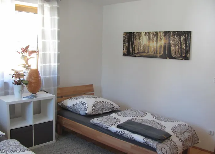 #6 Helles Sonniges Zimmer Mit 2 Betten,Sofa W-Lan Frei Airport Nah Gelegen Mit Wg Bad